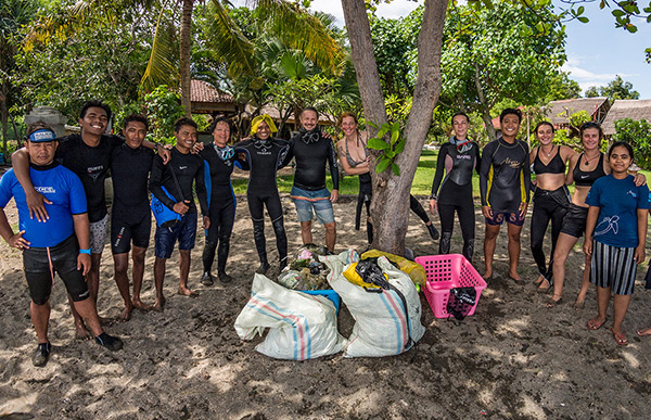 Weekly dive against debris in Pemuteran